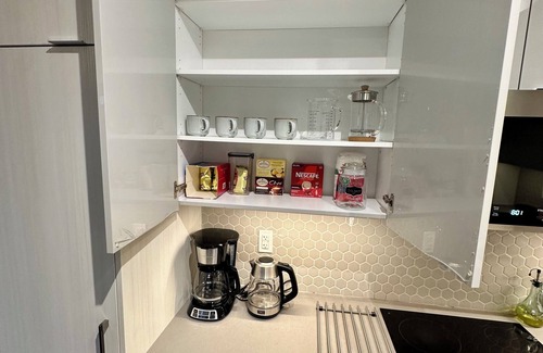 Oakville Condominio | Upscale Urban Retreat | 2BR/2BA Corner Condo | Longterm Booking 30+ days only