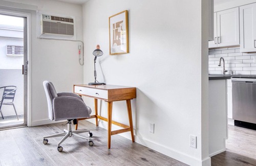 Valley Village Apartamento | Upscale Valley Village 2BR w/ Pool, BBQ, near Ventura Blvd, by Blueground