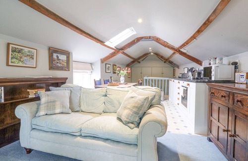 Colyton Cabaña | UPSIDE DOWN COTTAGE, pet friendly, with a garden in Colyton