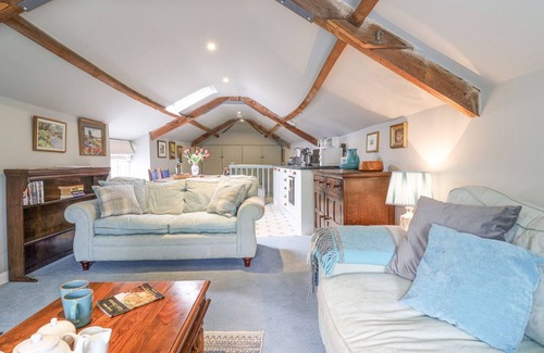 Colyton Cabaña | UPSIDE DOWN COTTAGE, pet friendly, with a garden in Colyton