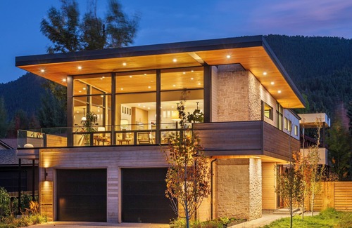 Jackson Casa | Upside Down. East Jackson new construction, hot tub, chef's kitchen,