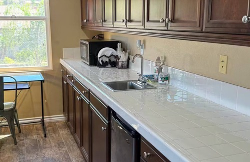 Alessandro Heights Apartamento | Upstairs 2BR Retreat / Balcony, Pool & Hot Tub