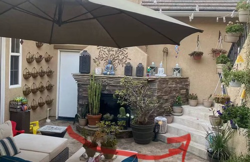 Alessandro Heights Apartamento | Upstairs 2BR Retreat / Balcony, Pool & Hot Tub