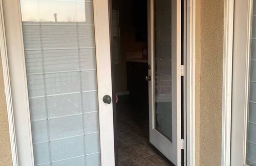 Alessandro Heights Apartamento | Upstairs 2BR Retreat / Balcony, Pool & Hot Tub