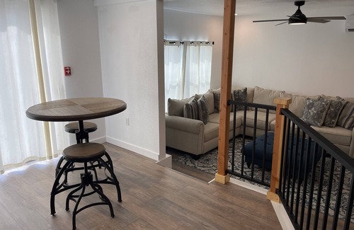 Chandler Apartamento | Upstairs Apartment On Rout 66. 1 story above Historic Chandler, OK.