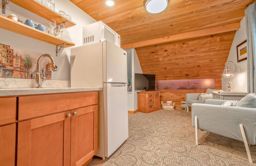 Alki Casa | UPSTAIRS Apt, Alki beach, historic, UPSTAIRS, Newly rebuilt, AC, W/D, fast wifi