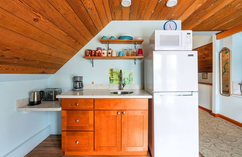Alki Casa | UPSTAIRS Apt, Alki beach, historic, UPSTAIRS, Newly rebuilt, AC, W/D, fast wifi