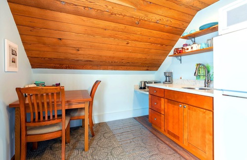 Alki Casa | UPSTAIRS Apt, Alki beach, historic, UPSTAIRS, Newly rebuilt, AC, W/D, fast wifi