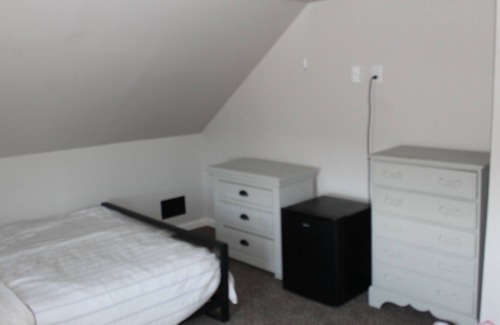 Kingston Cama Y Desayuno | Upstairs Bedroom in private house, shared bathroom