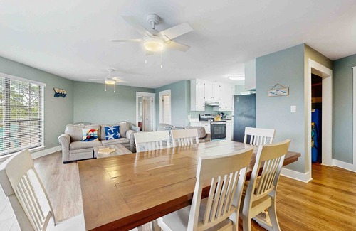 Surf Side Shores Casa | Upstairs duplex near the beach with deck, outdoor shower, W/D, streaming, & AC