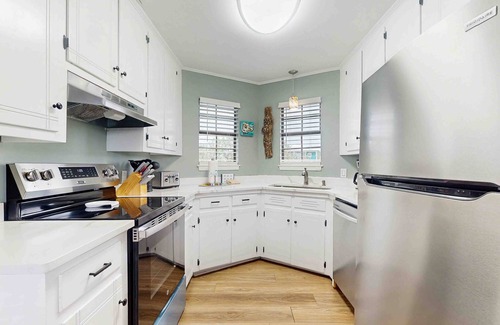 Surf Side Shores Casa | Upstairs duplex near the beach with deck, outdoor shower, W/D, streaming, & AC