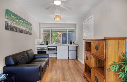 Mooloolaba Apartamento | Upstairs, Garden View Studio 5 - Pet Friendly