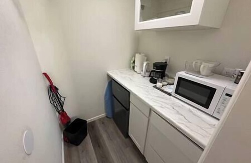 College Hill Apartamento | Upstairs, Studio w/King Bed, AC and heat.