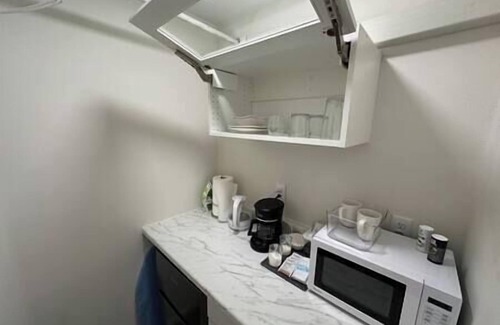 College Hill Apartamento | Upstairs, Studio w/King Bed, AC and heat.