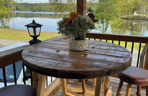 Nassau Cabaña | Lake House-Upstate NY. King bed,kayak,fishing,parks & trails, fire pit,fireplace