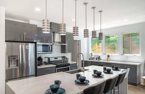 Blackshear-Prospect Hill Casa | Upstay - 2-Home Duplex - Sleeps 37 w Hot Tub & BBQ