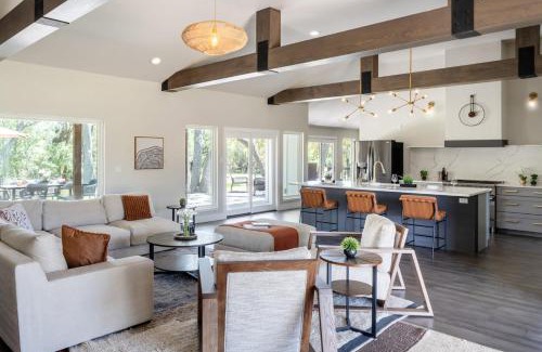 West Oak Hill Casa | Upstay - Family Farmhouse in Southwest Austin