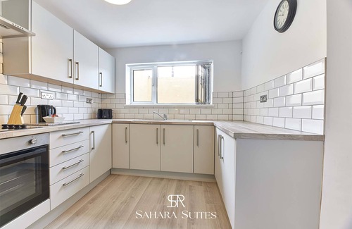 Blyth Casa | Upto 20% OFF - Modern 5BR Contractor Stay -Parking