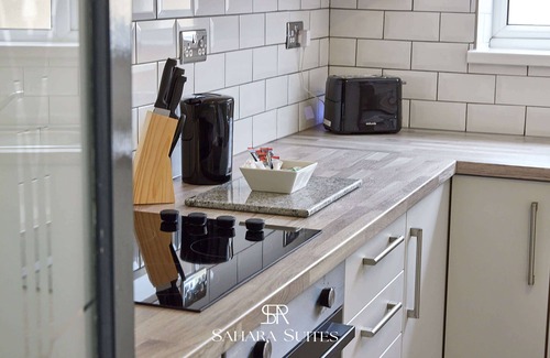 Blyth Casa | Upto 20% OFF - Modern 5BR Contractor Stay -Parking