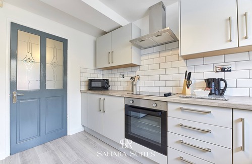 Blyth Casa | Upto 20% OFF - Modern 5BR Contractor Stay -Parking