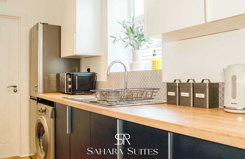 Cradley Heath Casa | Upto 20%OFF | Stylish 5BR | Monthly Stay | Parking
