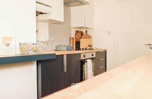 Cradley Heath Casa | Upto 20%OFF | Stylish 5BR | Monthly Stay | Parking