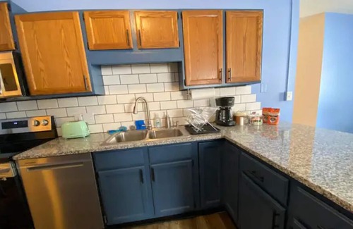 Athens Condominio | Uptown 3-Bdrm Apt, Brand New Remodel (Upper Unit)