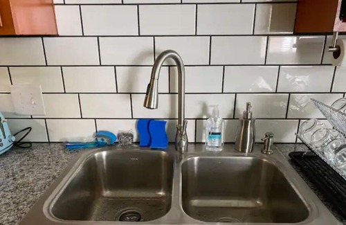 Athens Condominio | Uptown 3-Bdrm Apt, Brand New Remodel (Upper Unit)