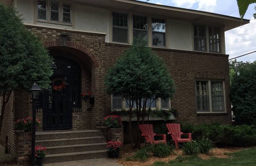Ecco Apartamento | Uptown 4BR pasos al lago Calhoun, cerca del centro y Mall of America, Garden Patio !!