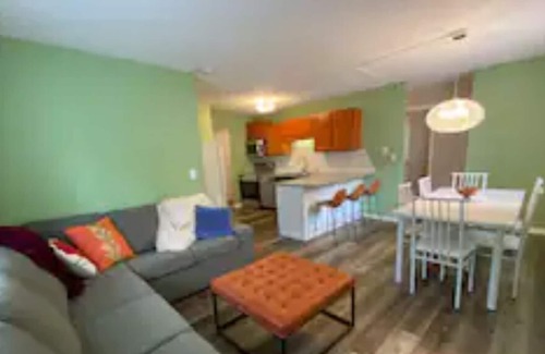 Athens Casa | Uptown 6-Bdrm House, 2 Kitchens, Brand New Remodel