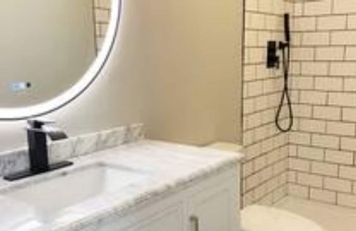 Athens Casa | Uptown 6-Bdrm House, 2 Kitchens, Brand New Remodel