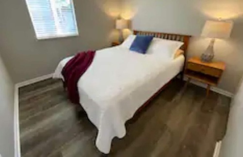Athens Casa | Uptown 6-Bdrm House, 2 Kitchens, Brand New Remodel