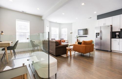 Edgewater Beach Apartamento | Uptown Bright & Modern Apt - Steps to Lake, Train, Amazing Food & Free Parking