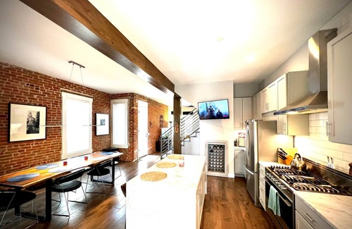 Lincoln Park Casa | UPTOWN CASTLE - CITY VIEWS - THEATER & CONVENTION DISTRICT!