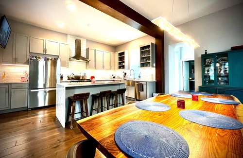 Lincoln Park Casa | UPTOWN CASTLE - CITY VIEWS - THEATER & CONVENTION DISTRICT!
