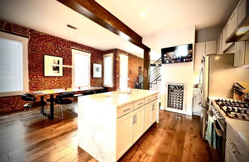 Lincoln Park Casa | UPTOWN CASTLE - CITY VIEWS - THEATER & CONVENTION DISTRICT!