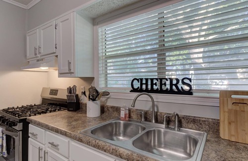Uptown Casa | Uptown Chic- 2bd/1.5ba by St Jude/Medical District/Downtown
