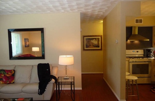 Knox - Henderson Apartamento | Uptown Dallas - Bright 1 bd # 4, WiFi, estacionamiento, cerca de restaurantes y tiendas y caja fuerte