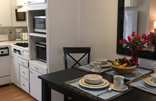 Knox - Henderson Apartamento | Uptown Dallas - Comfy 1 bd # 6, WiFi, estacionamiento, cerca de restaurantes y tiendas y caja fuerte