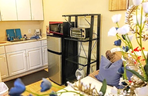 Knox - Henderson Apartamento | Uptown Dallas - Comfy Studio # 8, WiFi, estacionamiento, cerca de restaurantes y tiendas y caja fuerte