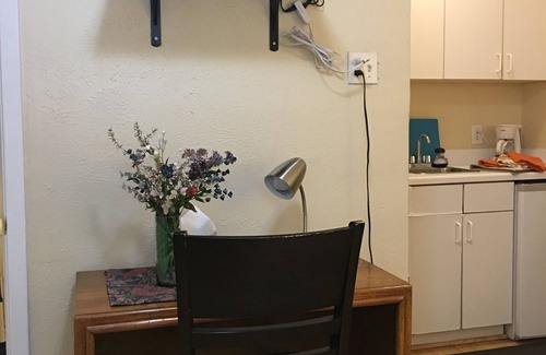 Knox - Henderson Apartamento | Uptown Dallas - Comfy Studio # 8, WiFi, estacionamiento, cerca de restaurantes y tiendas y caja fuerte