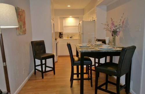 Knox - Henderson Apartamento | Uptown Dallas - Cosy 1 bd # 3, WiFi, estacionamiento, cerca de restaurantes y tiendas y caja fuerte