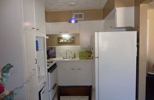 Knox - Henderson Apartamento | Uptown Dallas - Large 1 bd # 7, WiFi, estacionamiento, cerca de restaurantes y tiendas, y caja fuerte