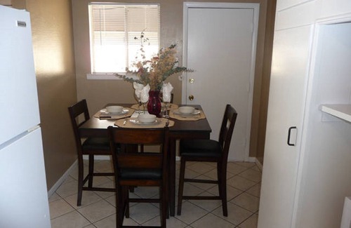 Knox - Henderson Apartamento | Uptown Dallas - Large 1 bd # 7, WiFi, estacionamiento, cerca de restaurantes y tiendas, y caja fuerte