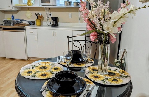 Knox - Henderson Apartamento | Uptown Dallas - Large Studio # 2, WiFi, estacionamiento, cerca de restaurantes y tiendas y caja fuerte