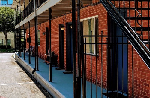 Knox - Henderson Apartamento | Uptown Dallas - Large Studio # 2, WiFi, estacionamiento, cerca de restaurantes y tiendas y caja fuerte