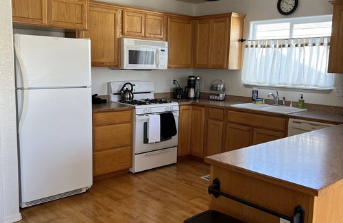 Ferndale Casa | Uptown Ferndale- two blocks from Main St in the Victorian Village!