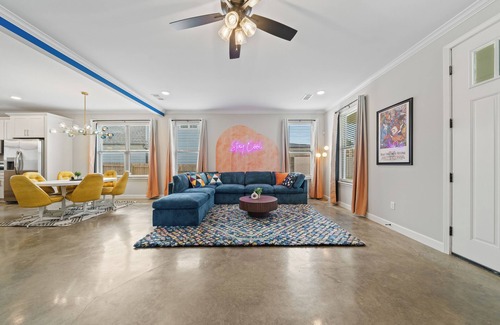 Crosstown Casa | Uptown Funk! Hot Tub, Mini Golf, Pool Tble, Shufbd