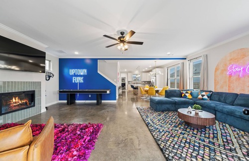 Crosstown Casa | Uptown Funk! Hot Tub, Mini Golf, Pool Tble, Shufbd