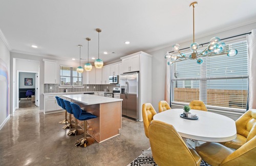Crosstown Casa | Uptown Funk! Hot Tub, Mini Golf, Pool Tble, Shufbd